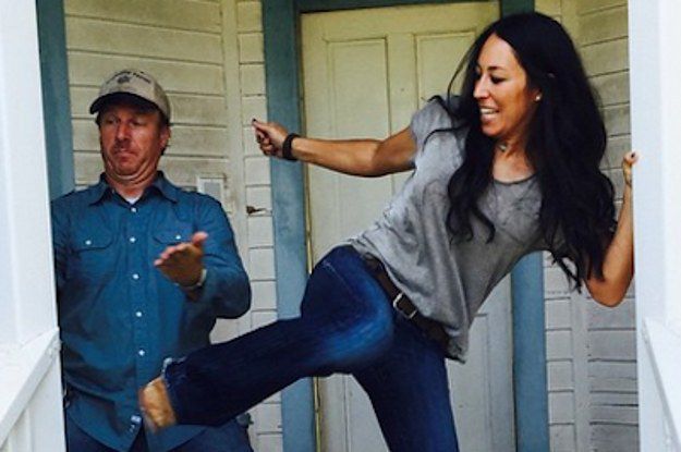 casual outfit with boot cut jeans and t-shirt Joanna gaines casual outfit with boot cut jeans and t-shirt
